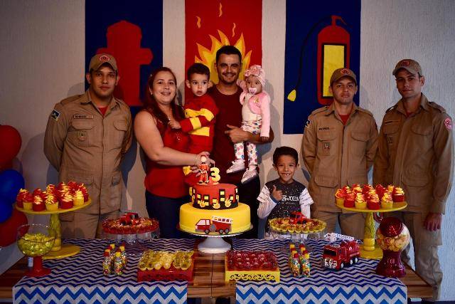 Fã da corporação, menino de 03 anos é surpreendido por Bombeiros em festa de aniversário em Rondônia