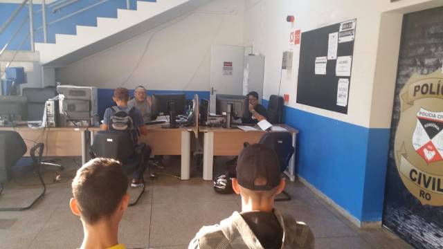 Vilhena: garotos são levados para a Unisp após polícia flagrar meninas de 14 e 16 anos seminuas em baile funk