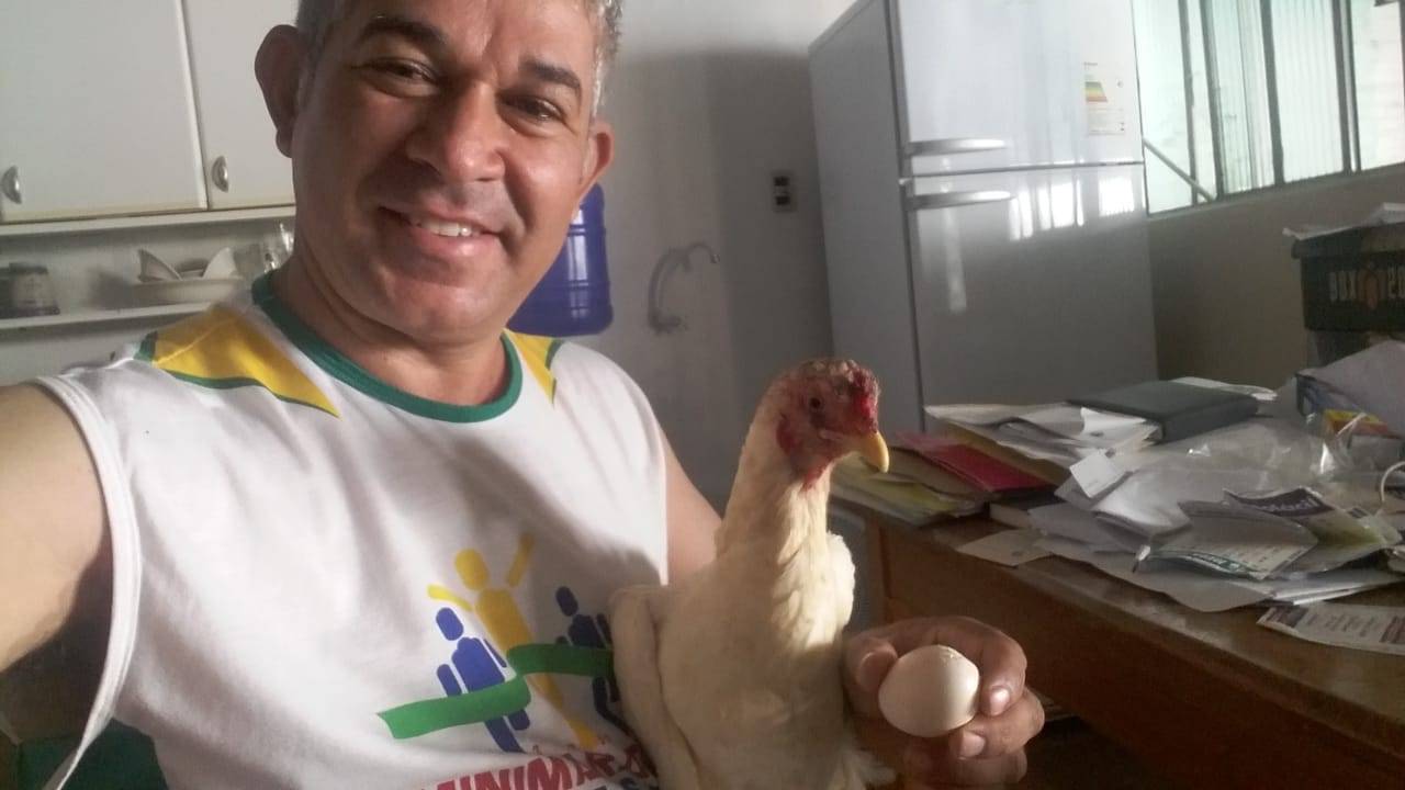 Adversários provocam ex-presidente do PSDB em Vilhena e “presenteiam” dirigente tucano com galinha de granja