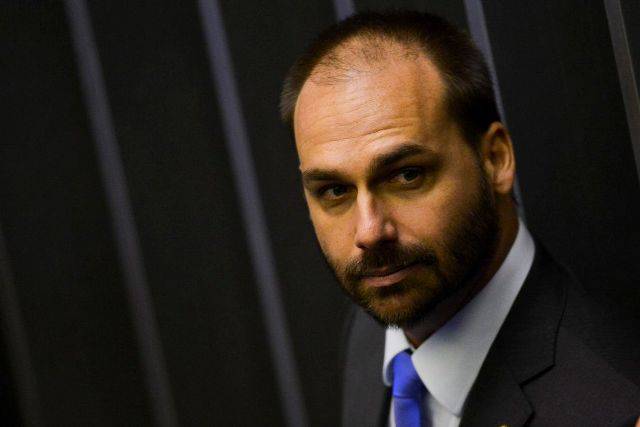 Cotado para embaixador no EUA, deputado filho de Bolsonaro divulga currículo que inclui atuação em Rondônia