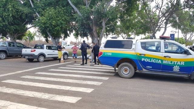 Vilhena: jornalista faz desabafo em rede social após ser preso tentando fotografar Bombeiros capturando cobra
