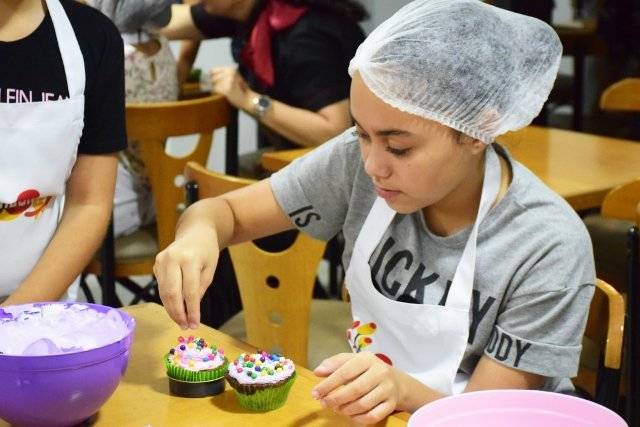 Chef ensina “minichefs” a prepararem cupcakes durante o 3º Sicoob Sabor, em Vilhena