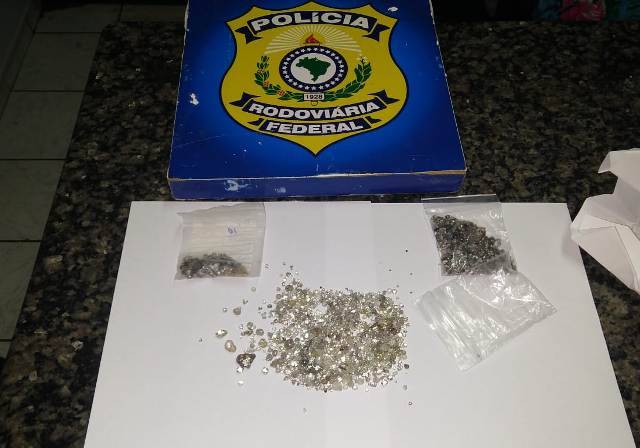 Em Vilhena, casal é flagrado pela PRF transportando mil pedras de diamante avaliadas em R$ 1 milhão