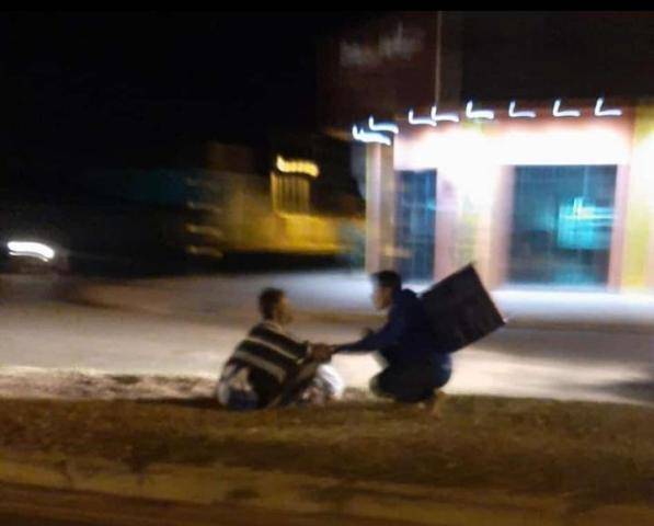 Imagem de motoboy ajudando morador de rua viraliza em Vilhena; conheça a comovente história dos dois personagens