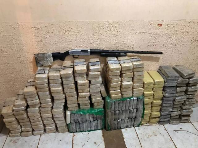 Ao tentar recuperar caminhonete roubada ontem em Colorado do Oeste, polícia do MT faz grande apreensão de drogas