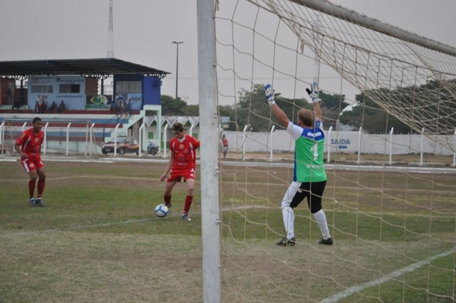 EM PARTIDA QUE JOGADORES DESMAIARAM, VEC VENCE E LIDERA ESTADUAL SUB-18