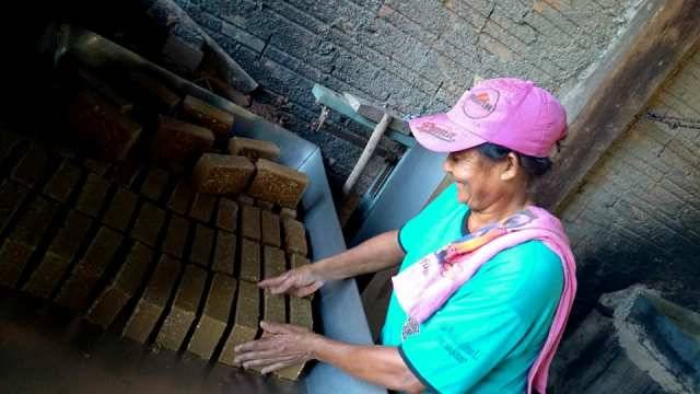 Quatro famílias de agricultores se unem e montam pequena fábrica de rapaduras na área rural de Corumbiara