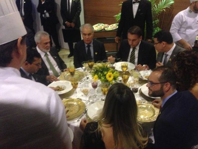 Bolsonaro aprova o sabor do Tambaqui de Rondônia; mais de 4,5 mil bandas de peixe serão assadas em Brasília