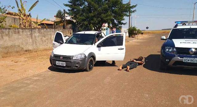 Em cidade vizinha, adolescente de 15 anos furta carro de idoso de 81 e só para quando policiais atiram no pneu