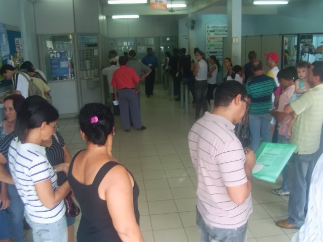 VILHENENSES ENCHEM LOTÉRICA TENTANDO FATURAR R$ 70 MILHÕES
