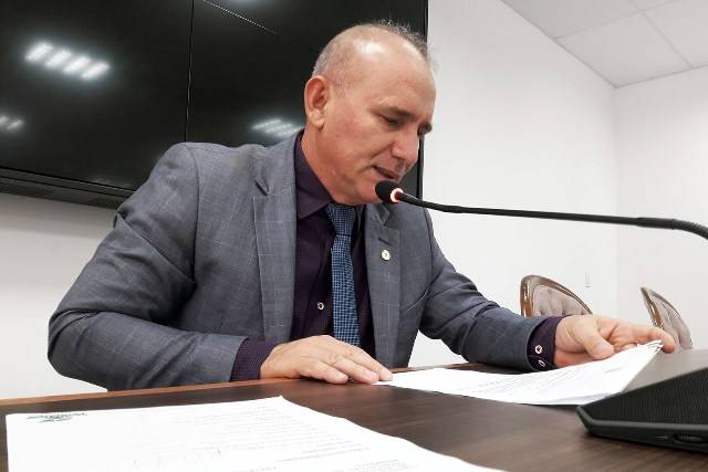 Deputado Ezequiel Neiva solicita quadra poliesportiva coberta para escola estadual em Corumbiara