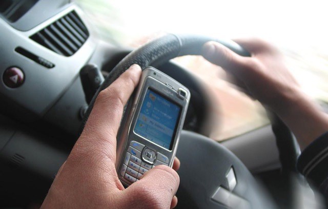 CAMINHONEIRO É FLAGRADO AO CELULAR ATRAVESSANDO BR 364