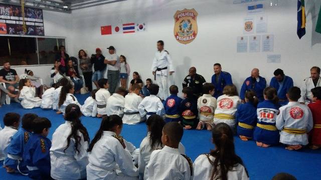 Projeto social desenvolvido por professora e agente da PF melhora desempenho de alunos em escola de Vilhena através do esporte