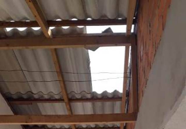 Telha quebra, pedreiro sofre queda e é socorrido pelo Corpo de Bombeiros em Vilhena