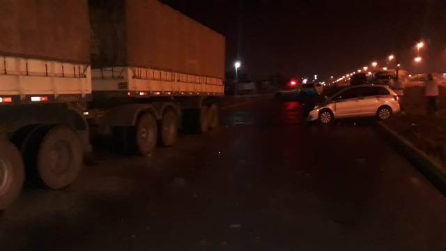Vilhena: com sinais de embriaguez, taxista bate em carreta e deixa passageiro ferido a bordo; rapaz perdeu os dentes
