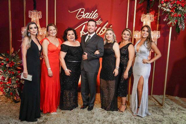 Baile do Rubi da OAB leva mais de 400 pessoas ao salão nobre da Faculdade AVEC, em Vilhena