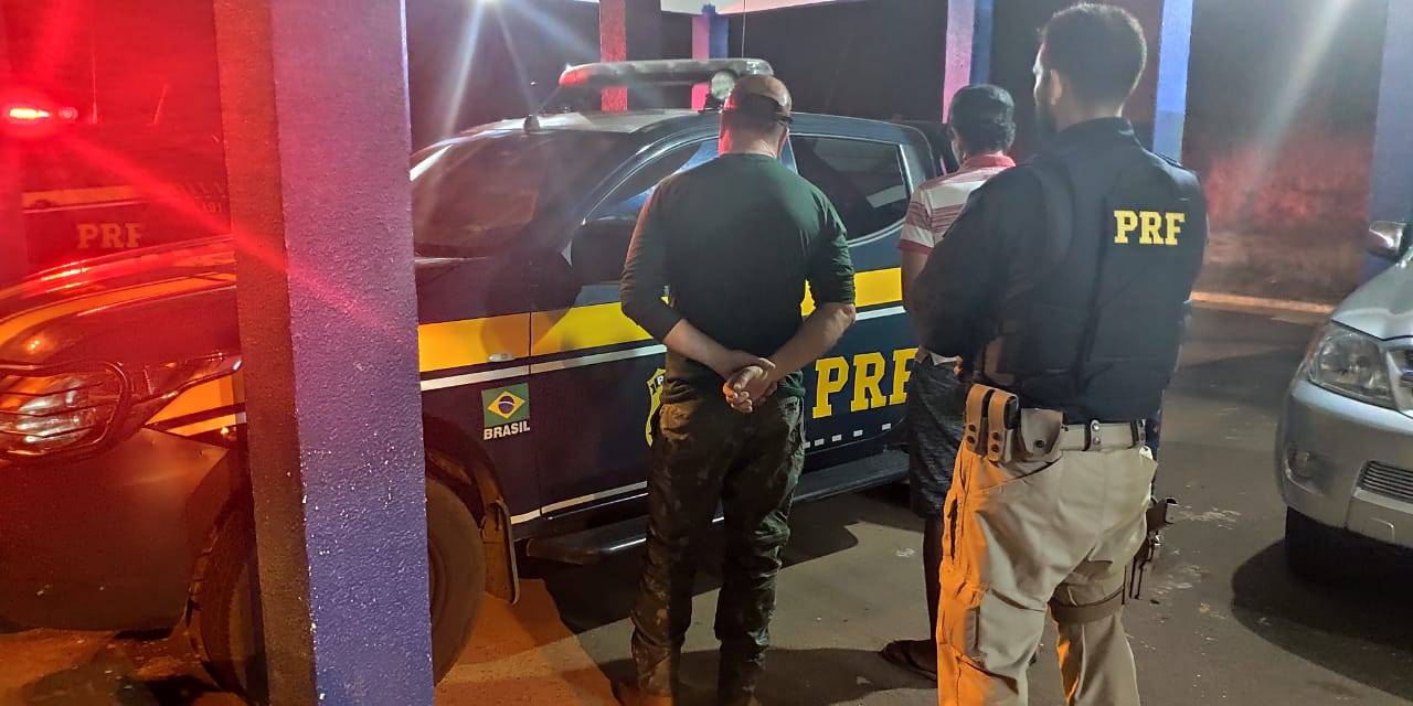 Vilhena: PRF prende dois homens com espingarda, transportando carne de jacaré na BR 435