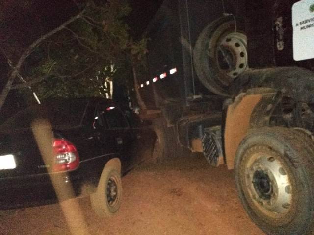 Vilhena: conduzido por motorista bêbado, caminhão a serviço da prefeitura invade chácara e destrói carro