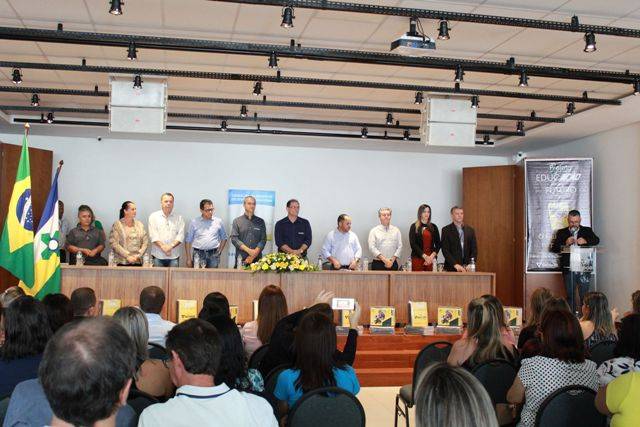 Com apoio do Sicoob, Sebrae entrega apostilas e aposta em bom desempenho de alunos vilhenenses no Ideb
