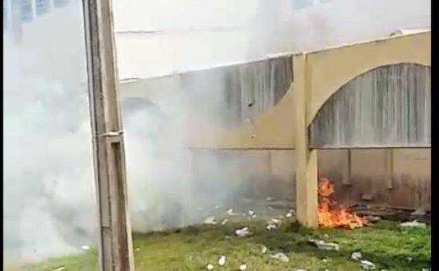 VÍDEO: Comando Vermelho envia carta e toca fogo em colchões no presídio de Vilhena; mulheres pressionam governo