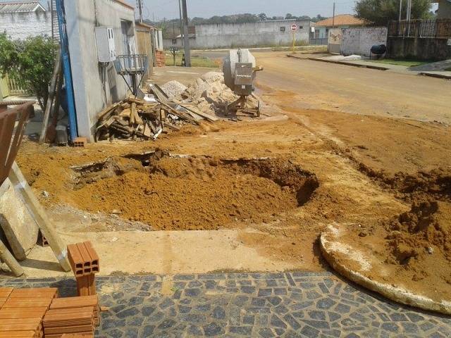 Villhenenses que construíram fossas e sumidouros em calçadas aumentam riscos e podem ser multados