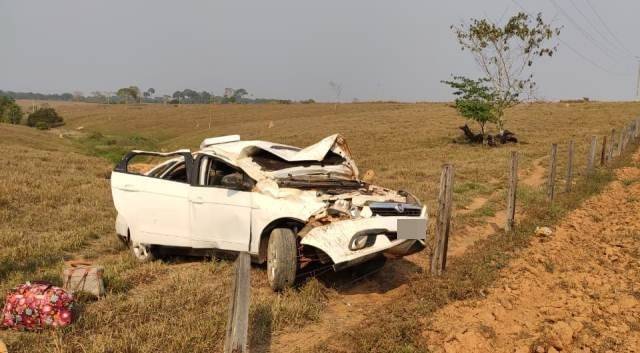 Buracos em rodovia fazem carro conduzido por vilhenense capotar com cinco pessoas a bordo no Vale do Guaporé