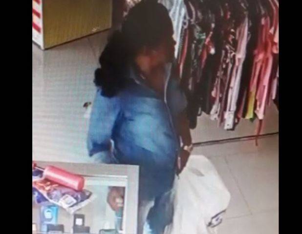 ASSISTA: viraliza em Cerejeiras vídeo de mulher furtando celulares em loja no centro da cidade