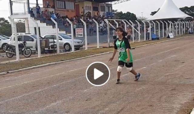 ASSISTA: atleta paralímpica que não andava acaba corrida em último lugar e vídeo mostrando esforço viraliza em Vilhena