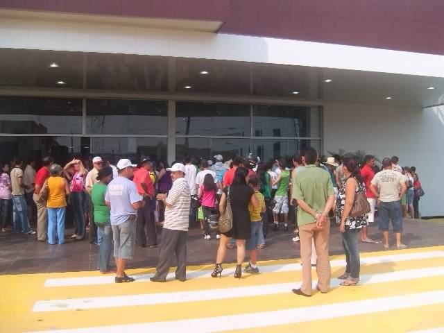 BOMBOU: VILHENENSES LOTAM SHOPPING EM DIA DE INAUGURAÇÃO