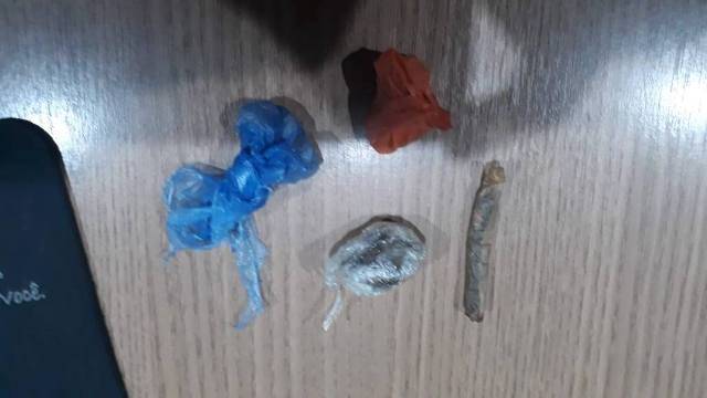 Vilhena: polícia prende rapaz com tornozoleira usando drogas e adolescente de 16 anos atuando como traficante