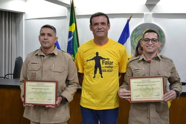 Bombeiros que salvaram bebê que nasceu dentro de vaso sanitário em Vilhena são homenageados pela Câmara