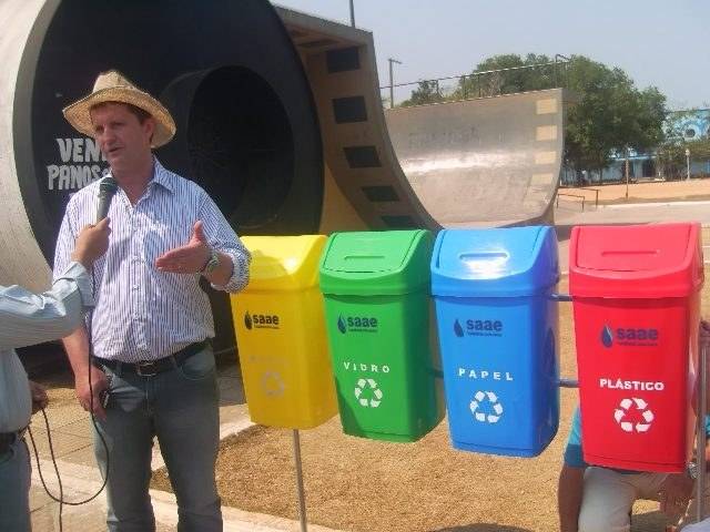 PREFEITO CRITICA REFORMA DE PRAÇAS NA ADMINISTRAÇÃO PASSADA E ANUNCIA ATERRO
