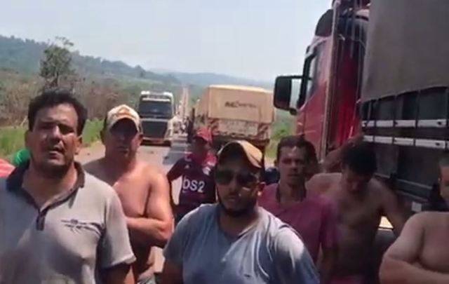 VÍDEO: caminhoneiros vilhenenses estão sem água e comida em rodovia federal bloqueada por garimpeiros no Pará