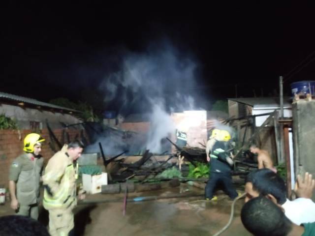 VÍDEO E FOTOS: inconformado com separação, homem de 42 anos ateia fogo na casa da ex-mulher, em Vilhena