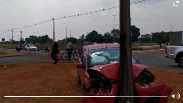 ASSISTA: em trecho crítico da BR 364, empresário grava vídeo mostrando carro que bateu em moto e atingiu poste