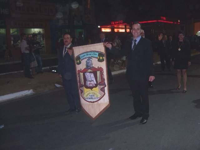 CATÓLICOS PROTESTAM E TERCEIRA IDADE ROUBA A CENA EM DESFILE CÍVICO