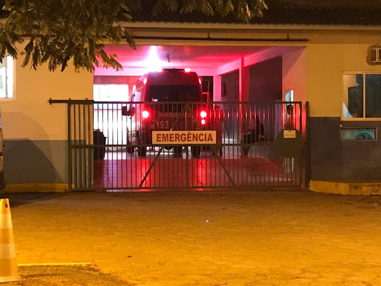Homem esfaqueado chega bêbado a hospital, mas consegue dar nome da mulher que tentou lhe matar: “Noiada”