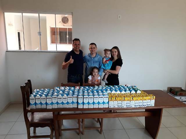 VÍDEO: Após ação social, dono de hamburgueria entrega 135 litros de leite arrecadados ao Abrigo de Menores