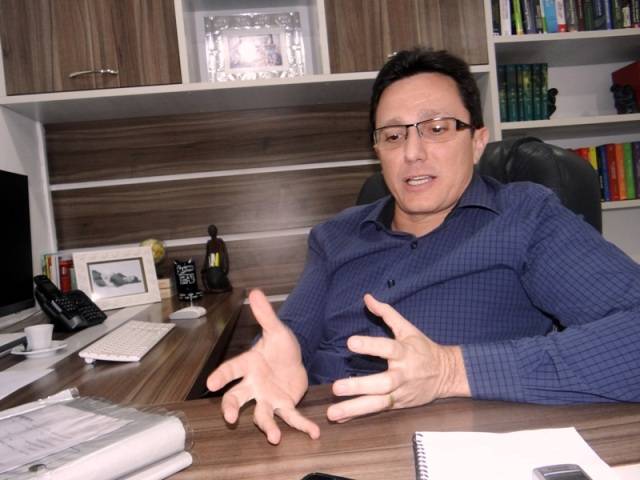 Advogado que reverteu cassação de vereadores garante que eles voltarão a exercer mandatos; autoridade policial contesta