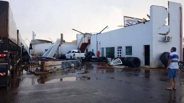 VÍDEO: filial de empresa com sede em Vilhena tem parte de estrutura destruída por vendaval no Mato Grosso