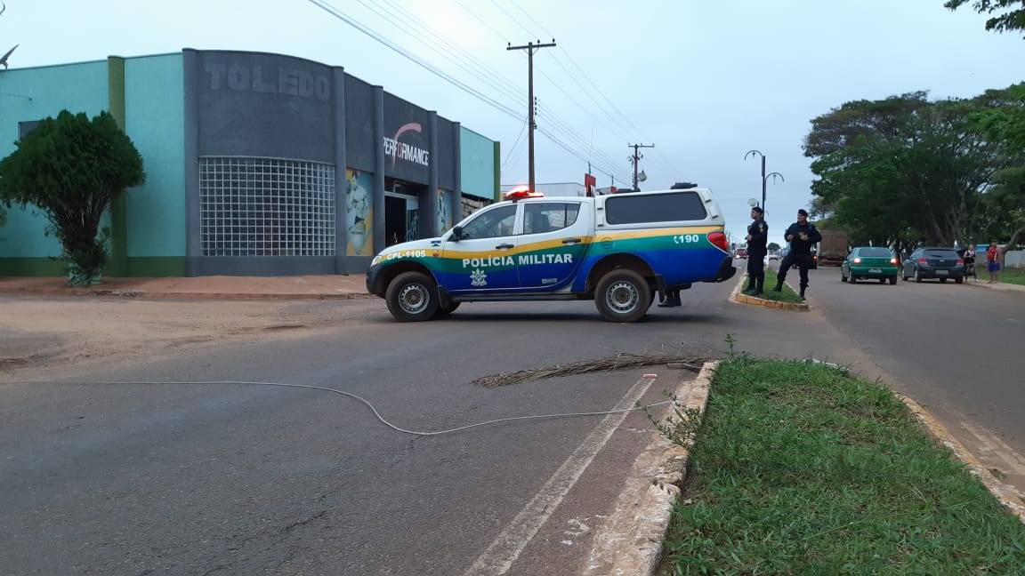 Bairro fica sem luz após cabo de rede elétrica se romper; empresa agiu rápido e resolveu problema