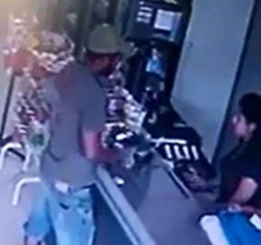 ASSISTA VÍDEO: simulando estar armado, assaltante rouba R$ 300 em açougue; toda a ação foi filmada