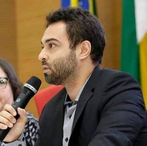 No Facebook, candidato a governador de Rondônia critica ministro da Educação e publica contracheque como professor