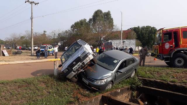 VEJA VÍDEO: em trecho crítico de Vilhena, carro fica “montado” no outro após batida; Bombeiros foram acionados