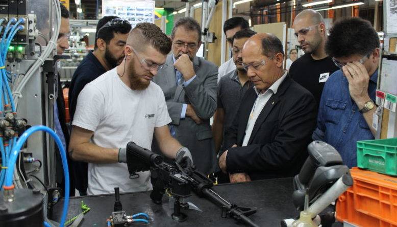 Indústria das armas banca visita de deputados do PSL à fábrica da Taurus; rondoniense fez parte da comitiva