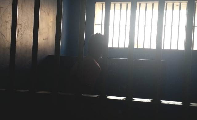 Homem expulsa filho da cama da irmã e tem parte da orelha decepada a dentadas durante briga “em família”