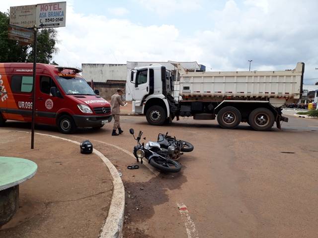 Acidente entre moto e caminhão-caçamba deixa ajudante de serviços gerais ferido em Cerejeiras