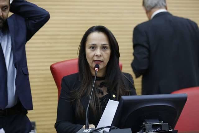 Deputada Rosangela Donadon preside sessão ordinária da Assembléia Legislativa de Rondônia