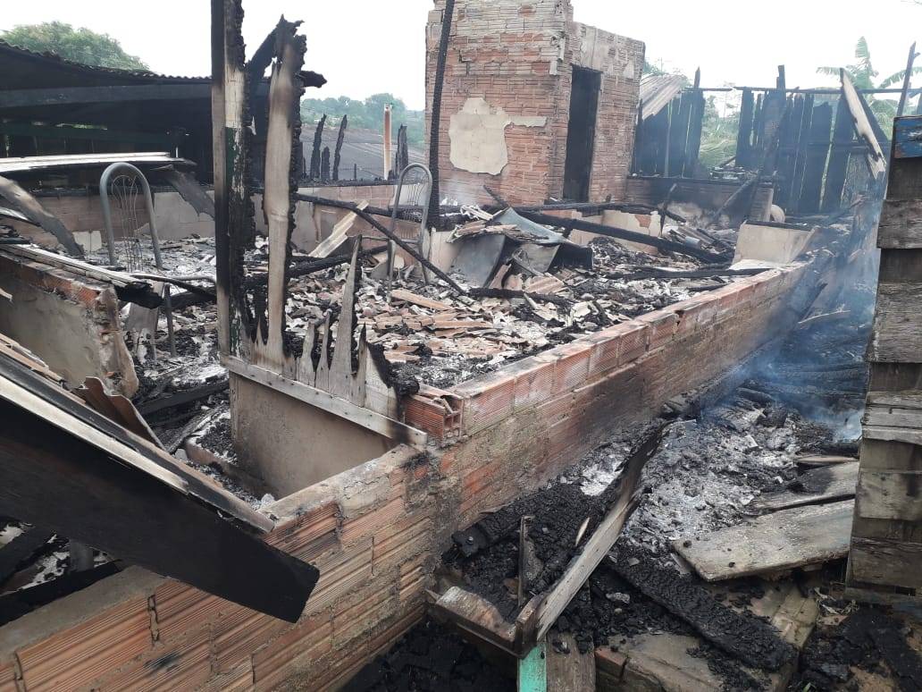 Bombeiros de Cerejeiras não chegam a tempo e casa é totalmente consumida pelo fogo em Colorado do Oeste