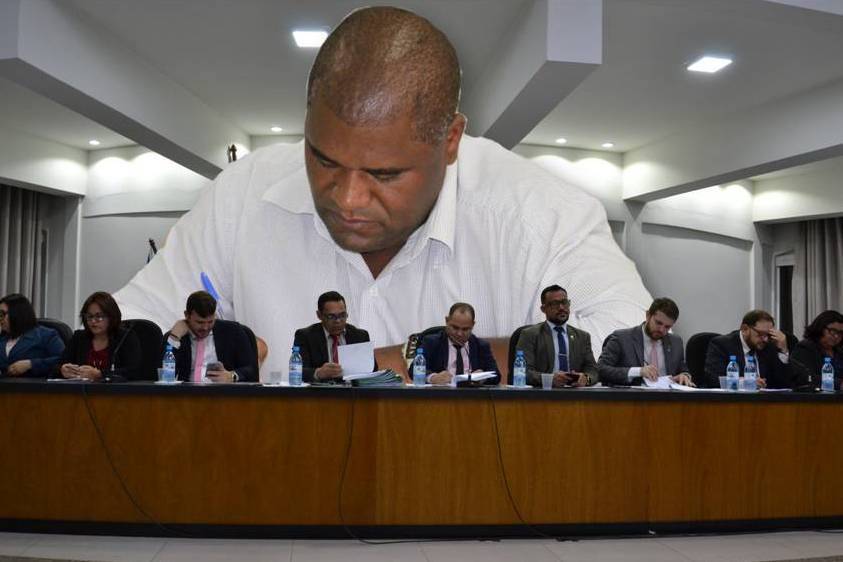 Após ler comunicado da Justiça Eleitoral, presidente da Câmara extingue mandato de vereador que “sobreviveu” a CPI